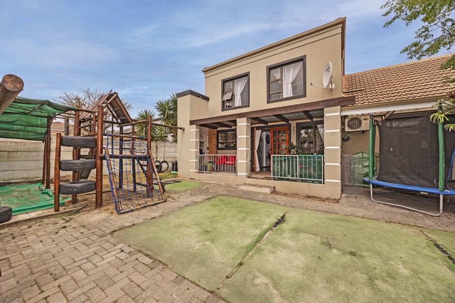 5 Bedroom Property for Sale in Eikenbosch Western Cape